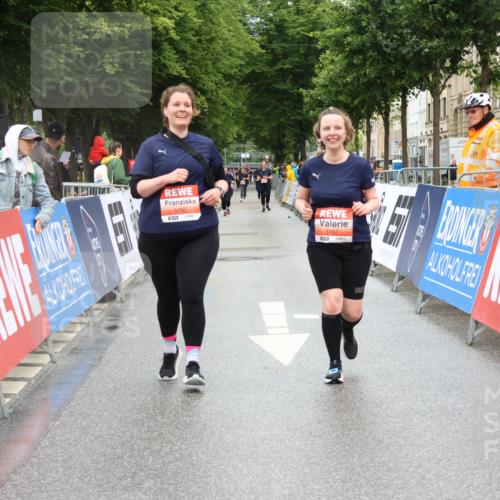 14.06.2026 - REWE Women's Run Strokosch-Dieckow http://msf.ph/oto/9761432 14.06.2026 11:14:09 Ziel 5151, 5152 meine-sportfotos.de