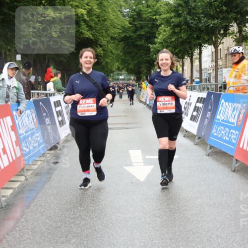 14.06.2026 - REWE Women's Run Strokosch-Dieckow http://msf.ph/oto/9761450 14.06.2026 11:14:09 Ziel 5151, 5152 meine-sportfotos.de