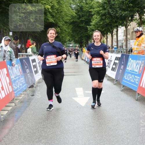 14.06.2026 - REWE Women's Run Strokosch-Dieckow http://msf.ph/oto/9761459 14.06.2026 11:14:09 Ziel 5151, 5152 meine-sportfotos.de