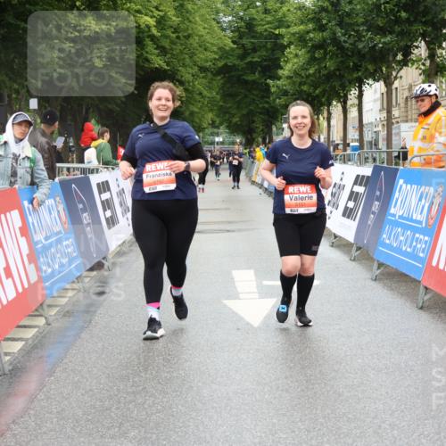 14.06.2026 - REWE Women's Run Strokosch-Dieckow http://msf.ph/oto/9761468 14.06.2026 11:14:09 Ziel 5151, 5152 meine-sportfotos.de