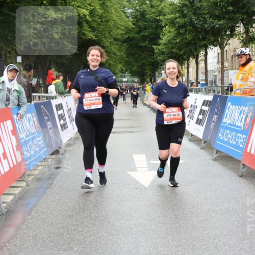 14.06.2026 - REWE Women's Run Strokosch-Dieckow http://msf.ph/oto/9761478 14.06.2026 11:14:09 Ziel 5151, 5152 meine-sportfotos.de