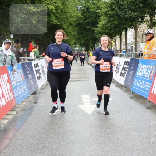 14.06.2026 - REWE Women's Run Strokosch-Dieckow http://msf.ph/oto/9761487 14.06.2026 11:14:09 Ziel 5151, 5152 meine-sportfotos.de