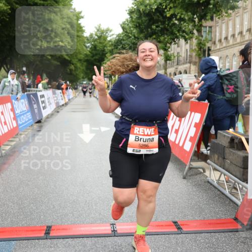 14.06.2026 - REWE Women's Run Strokosch-Dieckow http://msf.ph/oto/9761497 14.06.2026 11:13:49 Ziel 5256 meine-sportfotos.de