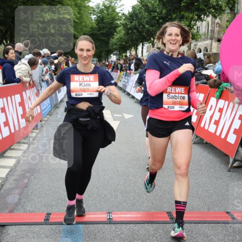 14.06.2026 - REWE Women's Run Strokosch-Dieckow http://msf.ph/oto/9761723 14.06.2026 10:58:30 Ziel 5107, 5111, 5303, 5320, 5871, 5898, 5980 meine-sportfotos.de