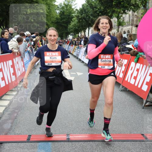 14.06.2026 - REWE Women's Run Strokosch-Dieckow http://msf.ph/oto/9761741 14.06.2026 10:58:30 Ziel 5107, 5111, 5303, 5320, 5871, 5898, 5980 meine-sportfotos.de