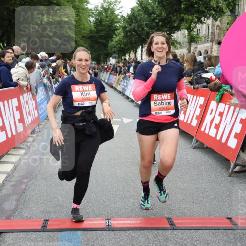 14.06.2026 - REWE Women's Run Strokosch-Dieckow http://msf.ph/oto/9761758 14.06.2026 10:58:30 Ziel 5107, 5111, 5303, 5320, 5871, 5898, 5980 meine-sportfotos.de