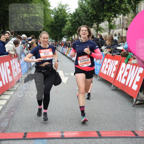 14.06.2026 - REWE Women's Run Strokosch-Dieckow http://msf.ph/oto/9761814 14.06.2026 10:58:30 Ziel 5107, 5111, 5303, 5320, 5871, 5898, 5980 meine-sportfotos.de