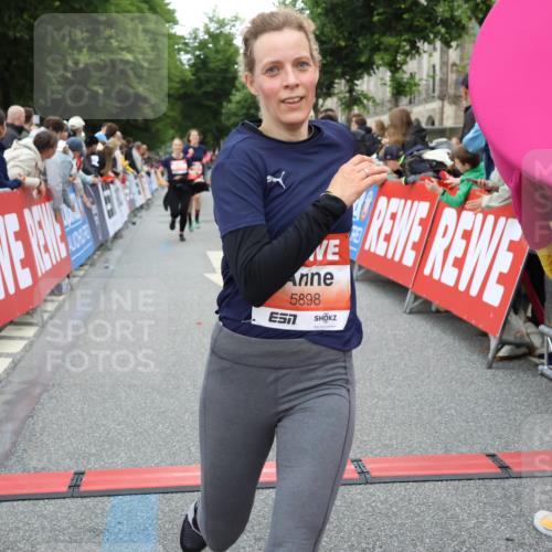 14.06.2026 - REWE Women's Run Strokosch-Dieckow http://msf.ph/oto/9761863 14.06.2026 10:58:26 Ziel 5107, 5111, 5113, 5303, 5320, 5679, 5898 meine-sportfotos.de