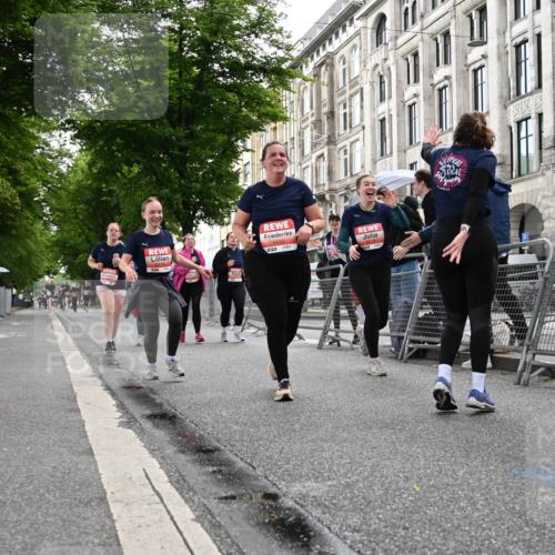 14.06.2026 - REWE Women's Run J. Mangold http://msf.ph/oto/9761898 14.06.2026 11:07:10 Ziel 5116, 5118, 5119, 5122, 5281, 5319, 5412, 5476, 5502, 5728, 5803, 5808 meine-sportfotos.de