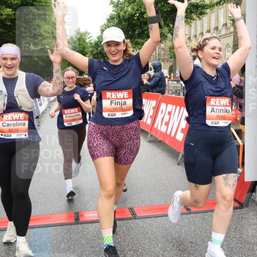14.06.2026 - REWE Women's Run Strokosch-Dieckow http://msf.ph/oto/9761912 14.06.2026 11:13:33 Ziel 5057, 5383, 5537, 5564, 5645, 5678, 5726, 5936, 5955, 6033, 6059 meine-sportfotos.de