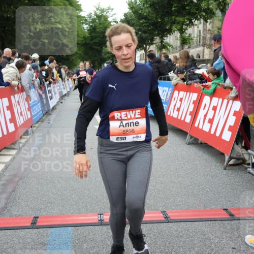 14.06.2026 - REWE Women's Run Strokosch-Dieckow http://msf.ph/oto/9761913 14.06.2026 10:58:26 Ziel 5107, 5111, 5113, 5303, 5320, 5679, 5898 meine-sportfotos.de