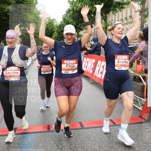 14.06.2026 - REWE Women's Run Strokosch-Dieckow http://msf.ph/oto/9761933 14.06.2026 11:13:33 Ziel 5057, 5383, 5537, 5564, 5645, 5678, 5726, 5936, 5955, 6033, 6059 meine-sportfotos.de