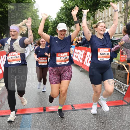 14.06.2026 - REWE Women's Run Strokosch-Dieckow http://msf.ph/oto/9761946 14.06.2026 11:13:33 Ziel 5057, 5383, 5537, 5564, 5645, 5678, 5726, 5936, 5955, 6033, 6059 meine-sportfotos.de