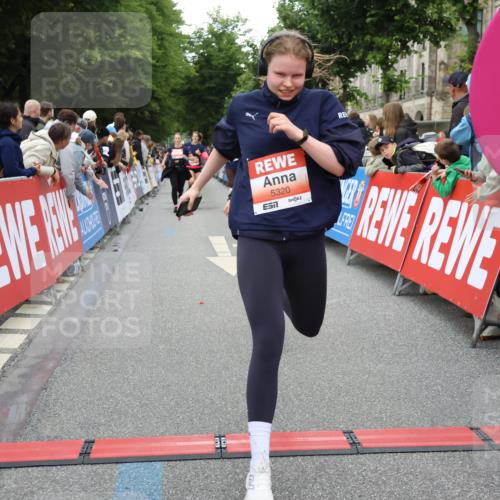 14.06.2026 - REWE Women's Run Strokosch-Dieckow http://msf.ph/oto/9761951 14.06.2026 10:58:25 Ziel 5111, 5113, 5303, 5320, 5679, 5898 meine-sportfotos.de