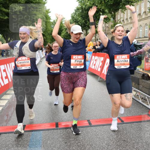 14.06.2026 - REWE Women's Run Strokosch-Dieckow http://msf.ph/oto/9761959 14.06.2026 11:13:33 Ziel 5057, 5383, 5537, 5564, 5645, 5678, 5726, 5936, 5955, 6033, 6059 meine-sportfotos.de