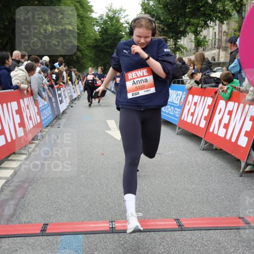 14.06.2026 - REWE Women's Run Strokosch-Dieckow http://msf.ph/oto/9761970 14.06.2026 10:58:25 Ziel 5111, 5113, 5303, 5320, 5679, 5898 meine-sportfotos.de