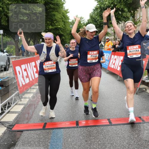 14.06.2026 - REWE Women's Run Strokosch-Dieckow http://msf.ph/oto/9761991 14.06.2026 11:13:33 Ziel 5057, 5383, 5537, 5564, 5645, 5678, 5726, 5936, 5955, 6033, 6059 meine-sportfotos.de