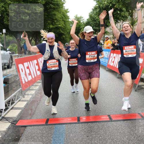 14.06.2026 - REWE Women's Run Strokosch-Dieckow http://msf.ph/oto/9762002 14.06.2026 11:13:33 Ziel 5057, 5383, 5537, 5564, 5645, 5678, 5726, 5936, 5955, 6033, 6059 meine-sportfotos.de