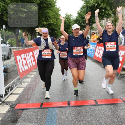 14.06.2026 - REWE Women's Run Strokosch-Dieckow http://msf.ph/oto/9762016 14.06.2026 11:13:33 Ziel 5057, 5383, 5537, 5564, 5645, 5678, 5726, 5936, 5955, 6033, 6059 meine-sportfotos.de