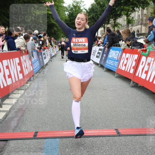 14.06.2026 - REWE Women's Run Strokosch-Dieckow http://msf.ph/oto/9762070 14.06.2026 10:58:24 Ziel 5111, 5113, 5320, 5679, 5898 meine-sportfotos.de