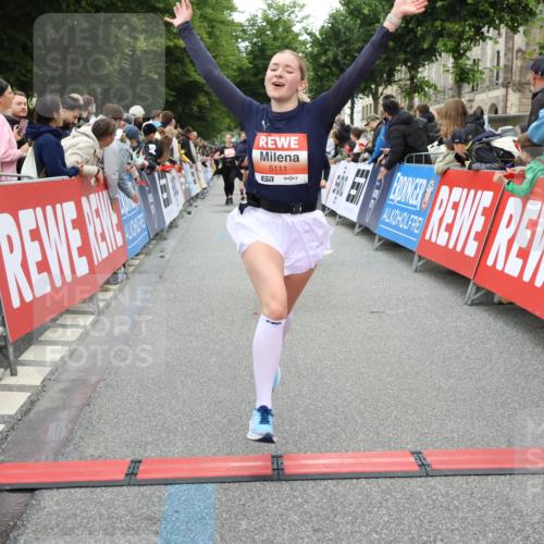 14.06.2026 - REWE Women's Run Strokosch-Dieckow http://msf.ph/oto/9762083 14.06.2026 10:58:24 Ziel 5111, 5113, 5320, 5679, 5898 meine-sportfotos.de