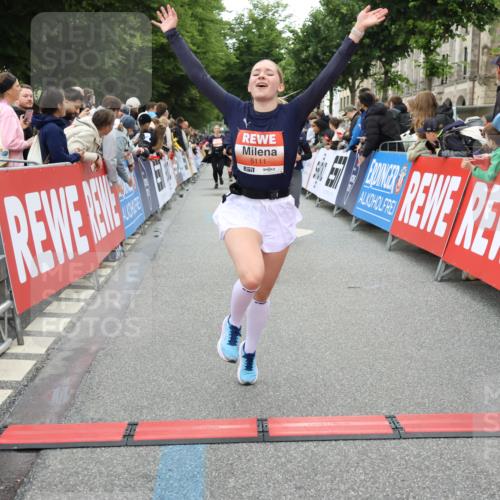 14.06.2026 - REWE Women's Run Strokosch-Dieckow http://msf.ph/oto/9762104 14.06.2026 10:58:24 Ziel 5111, 5113, 5320, 5679, 5898 meine-sportfotos.de