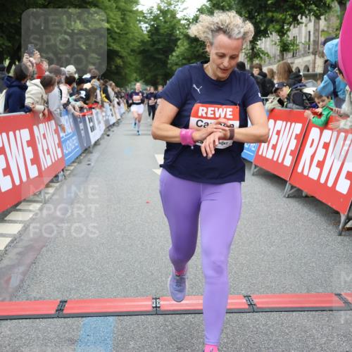 14.06.2026 - REWE Women's Run Strokosch-Dieckow http://msf.ph/oto/9762123 14.06.2026 10:58:20 Ziel 5111, 5113, 5505, 5604, 5679 meine-sportfotos.de