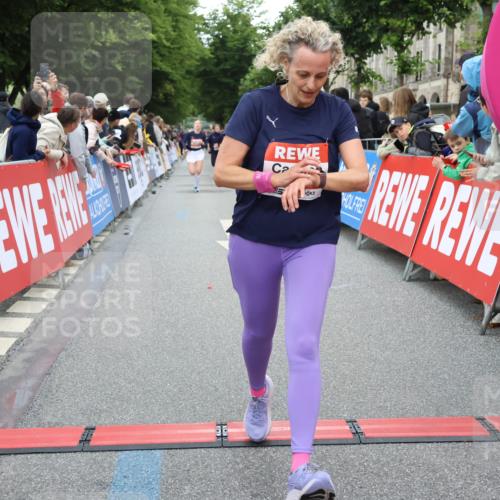 14.06.2026 - REWE Women's Run Strokosch-Dieckow http://msf.ph/oto/9762138 14.06.2026 10:58:20 Ziel 5111, 5113, 5505, 5604, 5679 meine-sportfotos.de