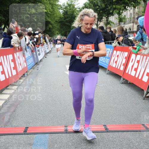 14.06.2026 - REWE Women's Run Strokosch-Dieckow http://msf.ph/oto/9762156 14.06.2026 10:58:20 Ziel 5111, 5113, 5505, 5604, 5679 meine-sportfotos.de