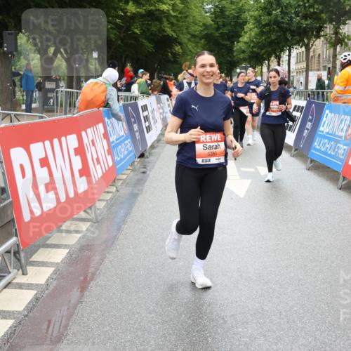 14.06.2026 - REWE Women's Run Strokosch-Dieckow http://msf.ph/oto/9762176 14.06.2026 11:13:27 Ziel 5299, 5365, 5383, 5426, 5726, 5936 meine-sportfotos.de