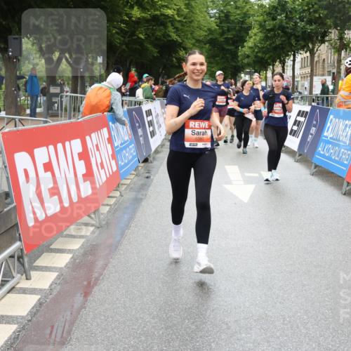 14.06.2026 - REWE Women's Run Strokosch-Dieckow http://msf.ph/oto/9762210 14.06.2026 11:13:27 Ziel 5299, 5365, 5383, 5426, 5726, 5936 meine-sportfotos.de