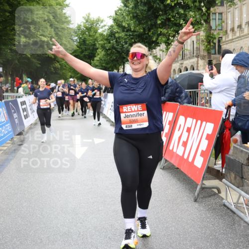 14.06.2026 - REWE Women's Run Strokosch-Dieckow http://msf.ph/oto/9762220 14.06.2026 11:13:24 Ziel 5299, 5300, 5365, 5383, 5426 meine-sportfotos.de
