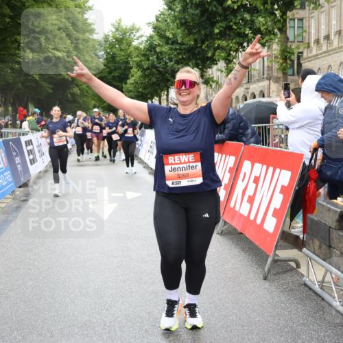 14.06.2026 - REWE Women's Run Strokosch-Dieckow http://msf.ph/oto/9762231 14.06.2026 11:13:24 Ziel 5299, 5300, 5365, 5383, 5426 meine-sportfotos.de