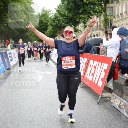 14.06.2026 - REWE Women's Run Strokosch-Dieckow http://msf.ph/oto/9762239 14.06.2026 11:13:24 Ziel 5299, 5300, 5365, 5383, 5426 meine-sportfotos.de