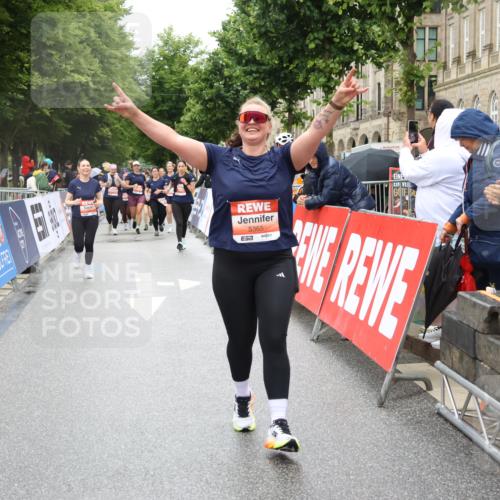 14.06.2026 - REWE Women's Run Strokosch-Dieckow http://msf.ph/oto/9762271 14.06.2026 11:13:24 Ziel 5299, 5300, 5365, 5383, 5426 meine-sportfotos.de