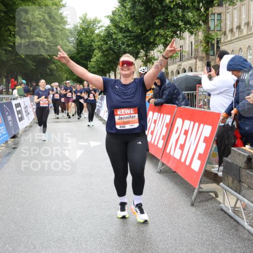 14.06.2026 - REWE Women's Run Strokosch-Dieckow http://msf.ph/oto/9762281 14.06.2026 11:13:24 Ziel 5299, 5300, 5365, 5383, 5426 meine-sportfotos.de