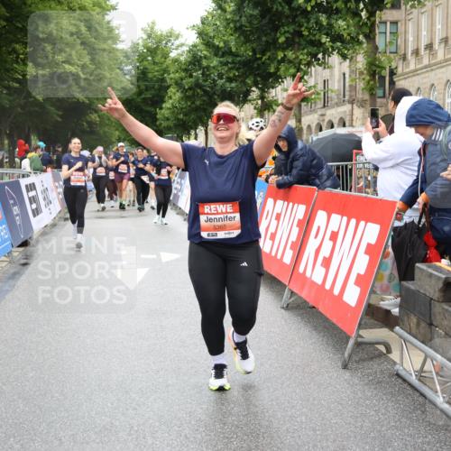 14.06.2026 - REWE Women's Run Strokosch-Dieckow http://msf.ph/oto/9762291 14.06.2026 11:13:24 Ziel 5299, 5300, 5365, 5383, 5426 meine-sportfotos.de