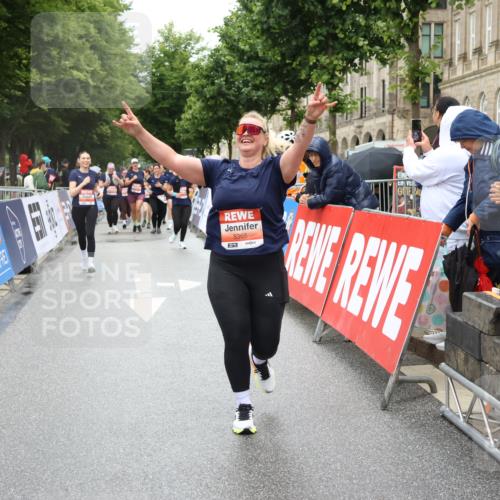 14.06.2026 - REWE Women's Run Strokosch-Dieckow http://msf.ph/oto/9762303 14.06.2026 11:13:24 Ziel 5299, 5300, 5365, 5383, 5426 meine-sportfotos.de