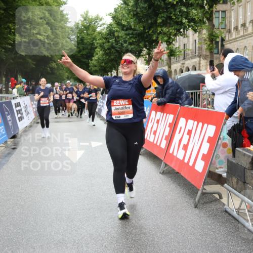 14.06.2026 - REWE Women's Run Strokosch-Dieckow http://msf.ph/oto/9762312 14.06.2026 11:13:24 Ziel 5299, 5300, 5365, 5383, 5426 meine-sportfotos.de