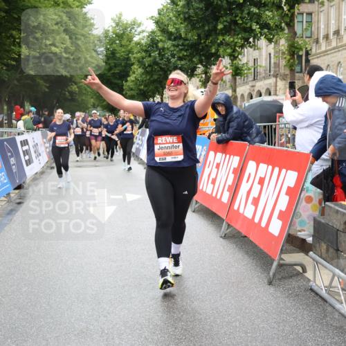 14.06.2026 - REWE Women's Run Strokosch-Dieckow http://msf.ph/oto/9762324 14.06.2026 11:13:24 Ziel 5299, 5300, 5365, 5383, 5426 meine-sportfotos.de