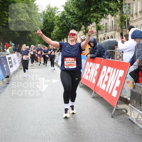 14.06.2026 - REWE Women's Run Strokosch-Dieckow http://msf.ph/oto/9762336 14.06.2026 11:13:24 Ziel 5299, 5300, 5365, 5383, 5426 meine-sportfotos.de