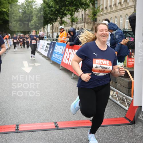 14.06.2026 - REWE Women's Run Strokosch-Dieckow http://msf.ph/oto/9762345 14.06.2026 11:13:20 Ziel 5299, 5300, 5365, 5426 meine-sportfotos.de