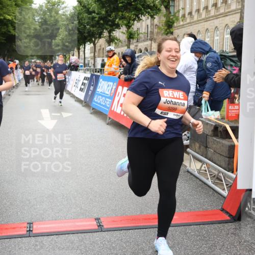 14.06.2026 - REWE Women's Run Strokosch-Dieckow http://msf.ph/oto/9762356 14.06.2026 11:13:20 Ziel 5299, 5300, 5365, 5426 meine-sportfotos.de