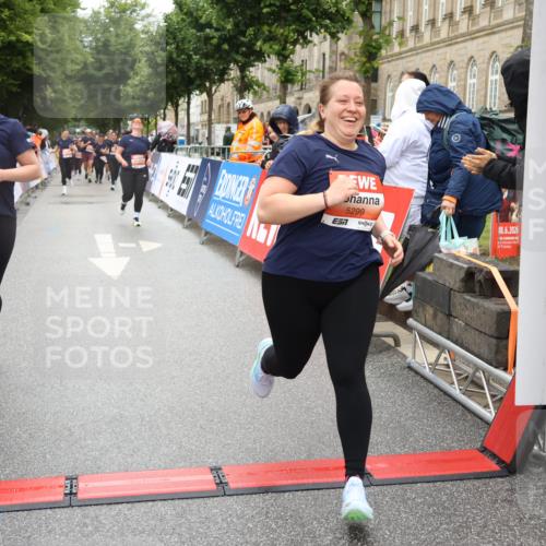 14.06.2026 - REWE Women's Run Strokosch-Dieckow http://msf.ph/oto/9762367 14.06.2026 11:13:20 Ziel 5299, 5300, 5365, 5426 meine-sportfotos.de