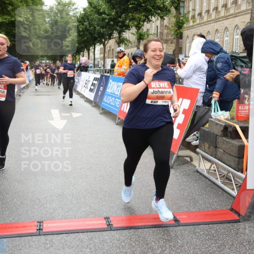 14.06.2026 - REWE Women's Run Strokosch-Dieckow http://msf.ph/oto/9762377 14.06.2026 11:13:20 Ziel 5299, 5300, 5365, 5426 meine-sportfotos.de