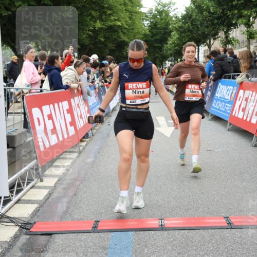 14.06.2026 - REWE Women's Run Strokosch-Dieckow http://msf.ph/oto/9762378 14.06.2026 10:58:14 Ziel 5047, 5505, 5581, 5604, 5661, 5679, 5686, 5729 meine-sportfotos.de