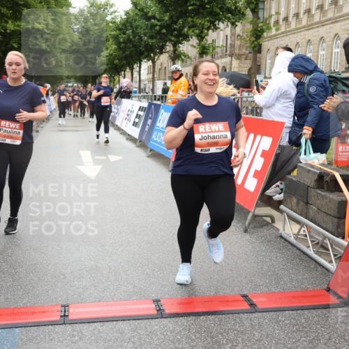14.06.2026 - REWE Women's Run Strokosch-Dieckow http://msf.ph/oto/9762387 14.06.2026 11:13:20 Ziel 5299, 5300, 5365, 5426 meine-sportfotos.de