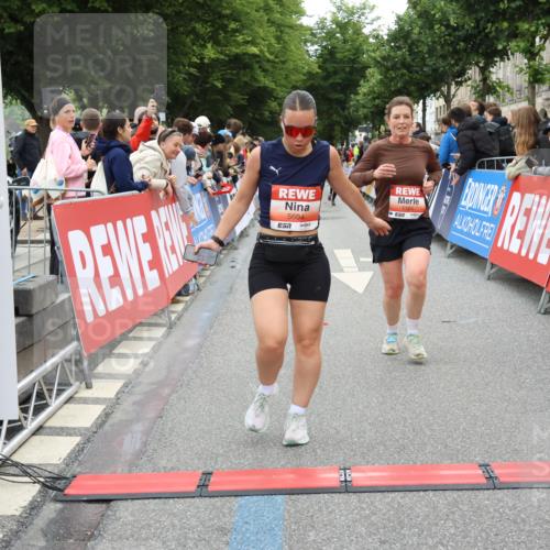 14.06.2026 - REWE Women's Run Strokosch-Dieckow http://msf.ph/oto/9762392 14.06.2026 10:58:14 Ziel 5047, 5505, 5581, 5604, 5661, 5679, 5686, 5729 meine-sportfotos.de