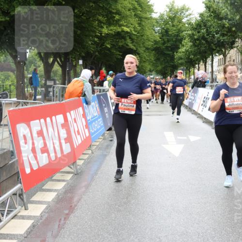 14.06.2026 - REWE Women's Run Strokosch-Dieckow http://msf.ph/oto/9762397 14.06.2026 11:13:19 Ziel 5299, 5300, 5426 meine-sportfotos.de