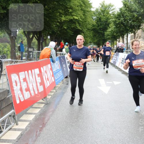 14.06.2026 - REWE Women's Run Strokosch-Dieckow http://msf.ph/oto/9762407 14.06.2026 11:13:19 Ziel 5299, 5300, 5426 meine-sportfotos.de